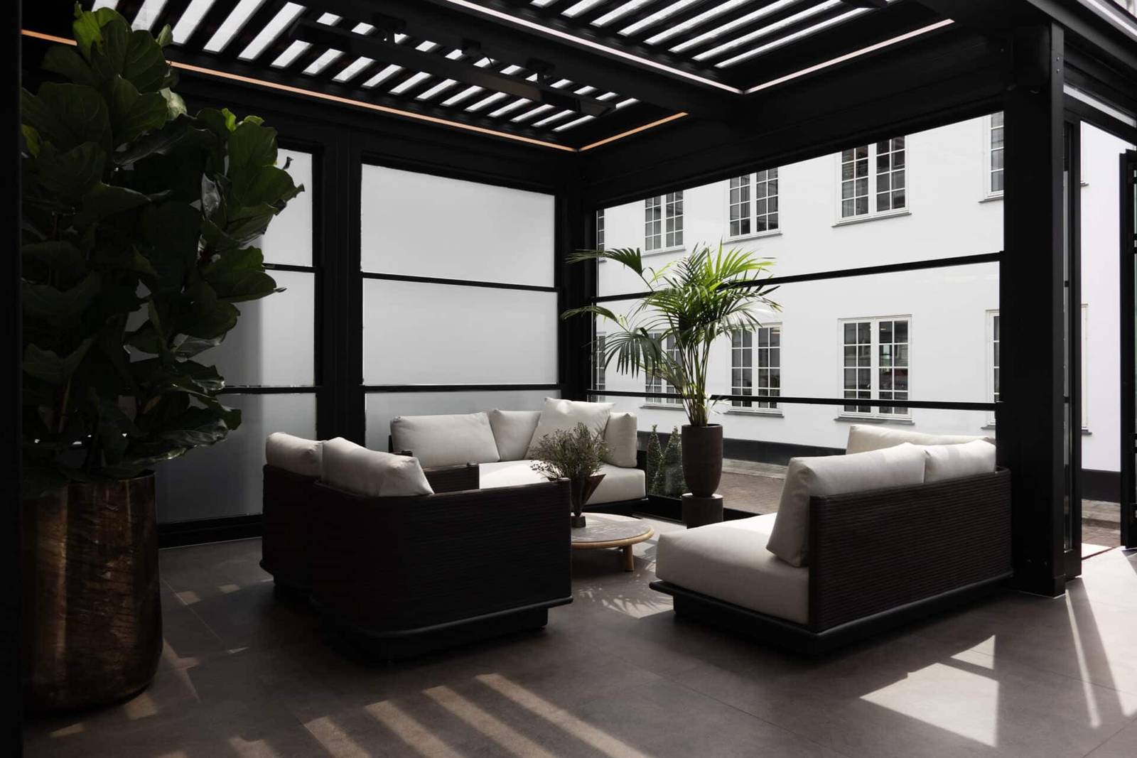 Park Lane Copenhagen 露台棚架下的沙發座