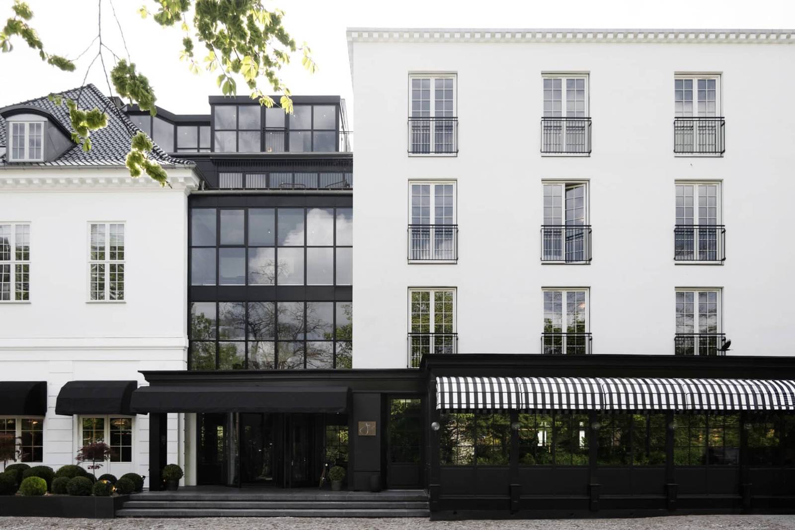 哥本哈根 Park Lane Copenhagen 白色建築立面與黑色玻璃入口