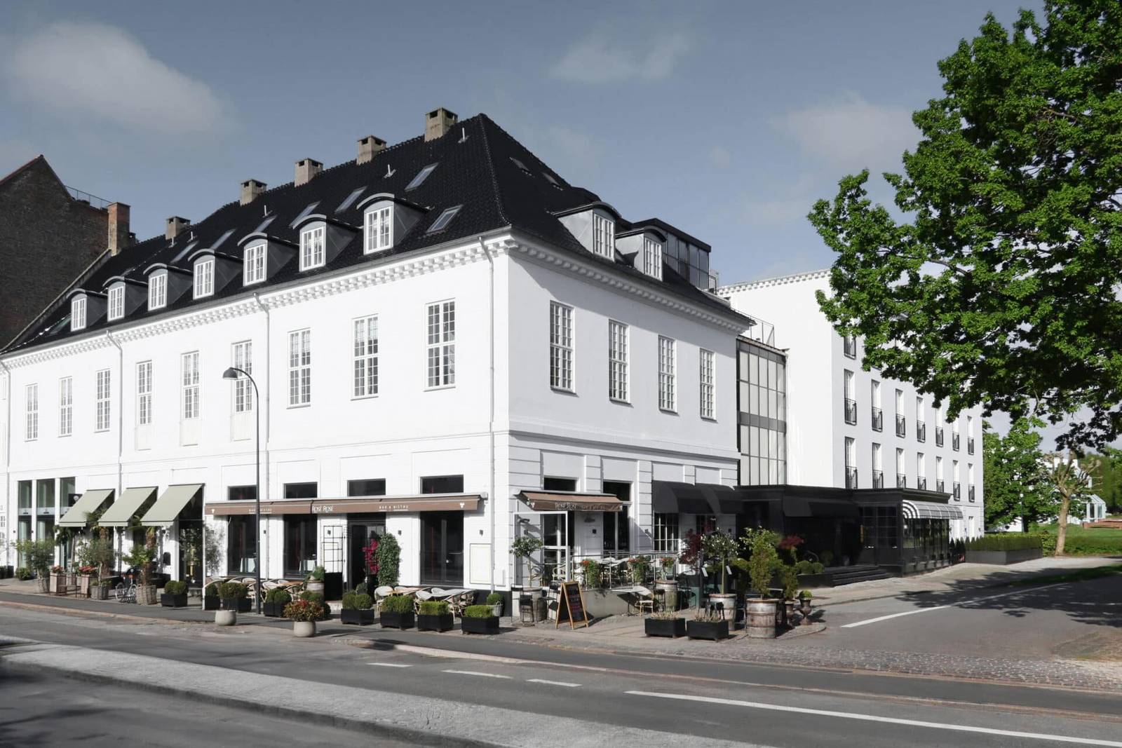 Park Lane Copenhagen 所在的 Strandvejen 海濱大道街景