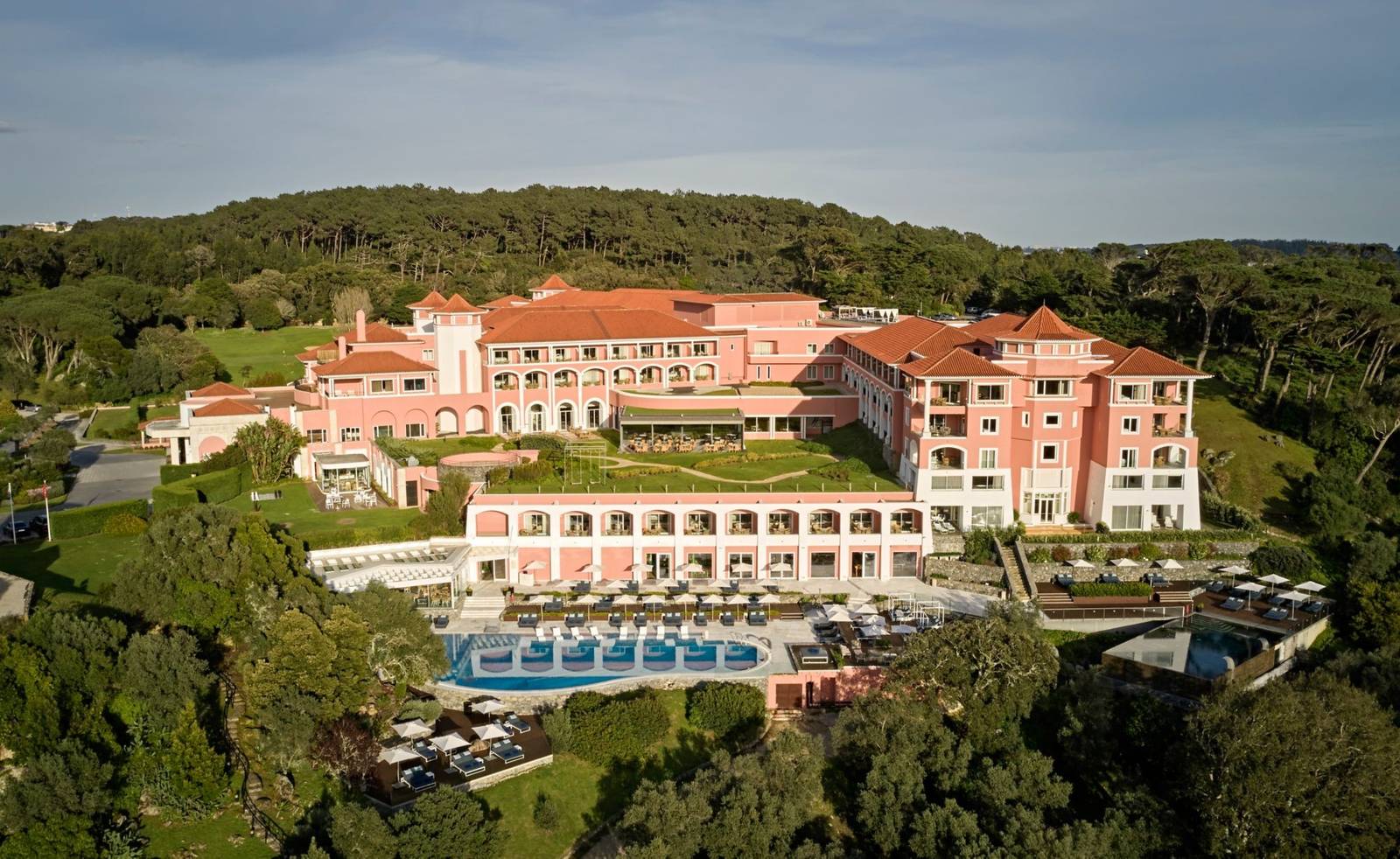 辛特拉 Penha Longa Resort 粉色建築群與周邊森林空拍