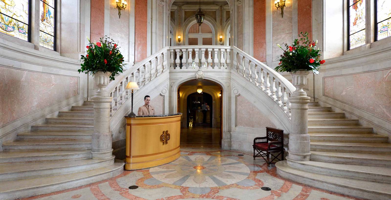 Pestana Palace Lisboa 宮殿大廳雙向大理石樓梯