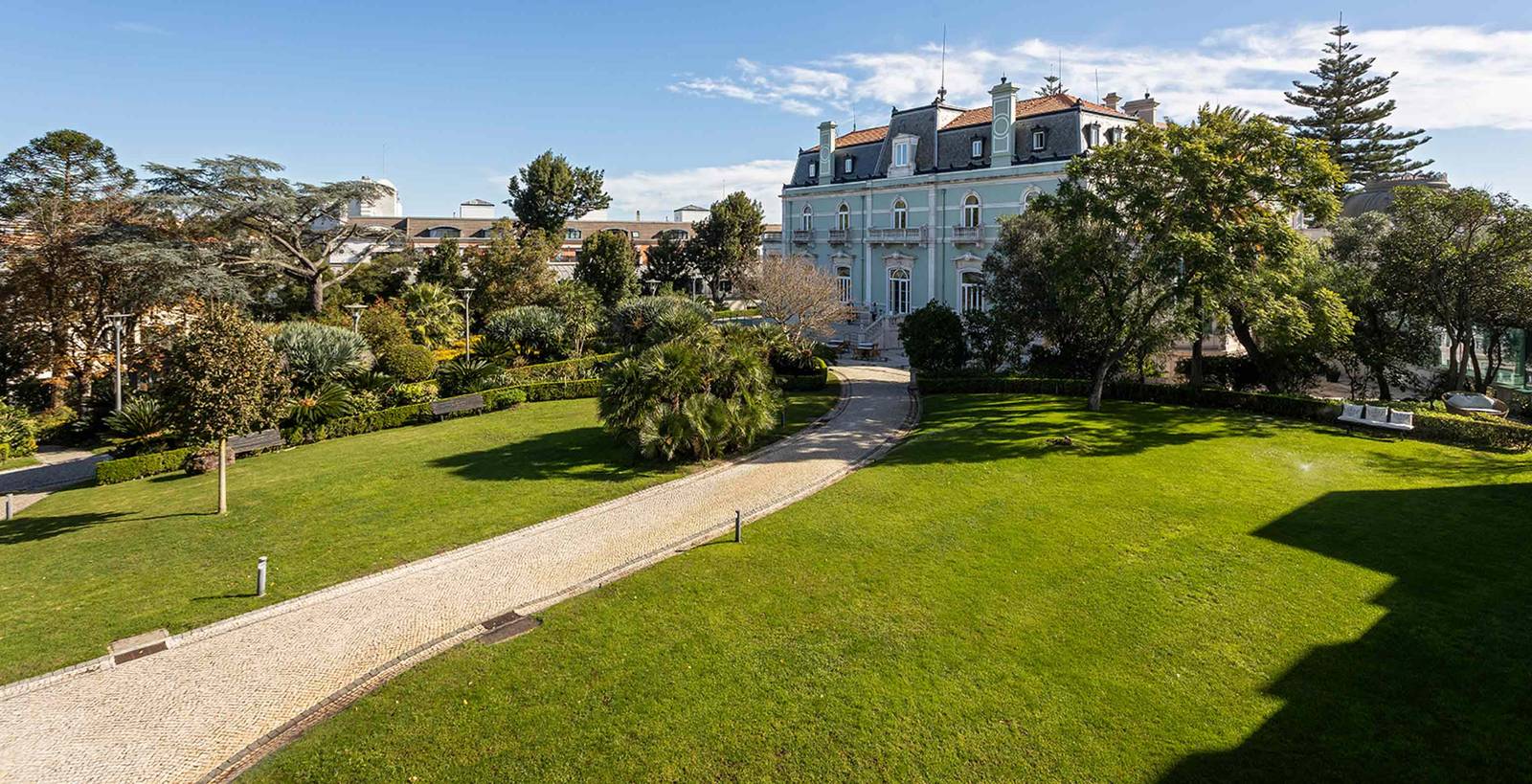 Pestana Palace Lisboa 宮殿前的法式花園草坪