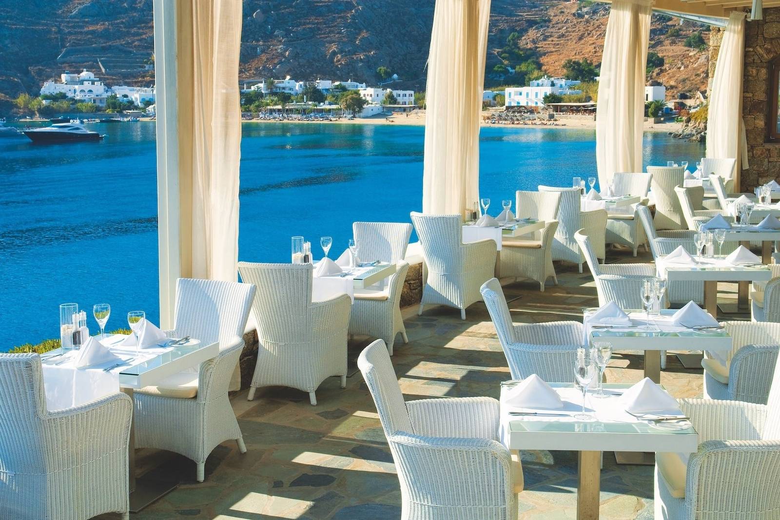 Petasos Beach Resort & Spa 面向海灣的用餐露台