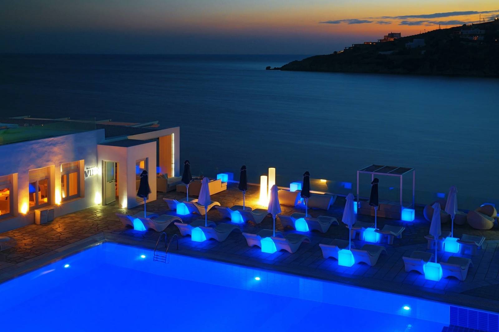 Petasos Beach Resort & Spa 泳池畔夜間座位區