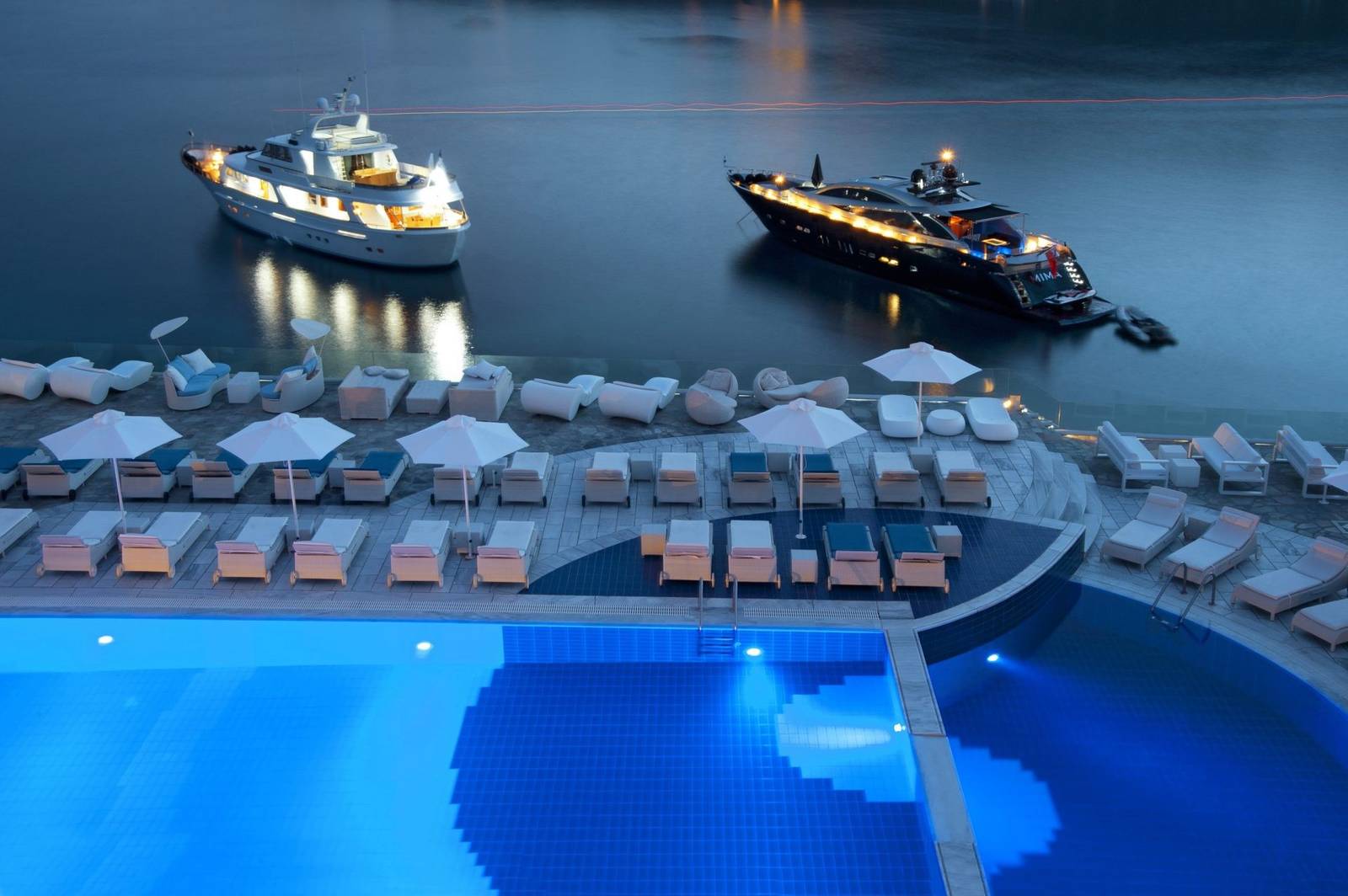 Petasos Beach Resort & Spa 泳池與按摩池夜景