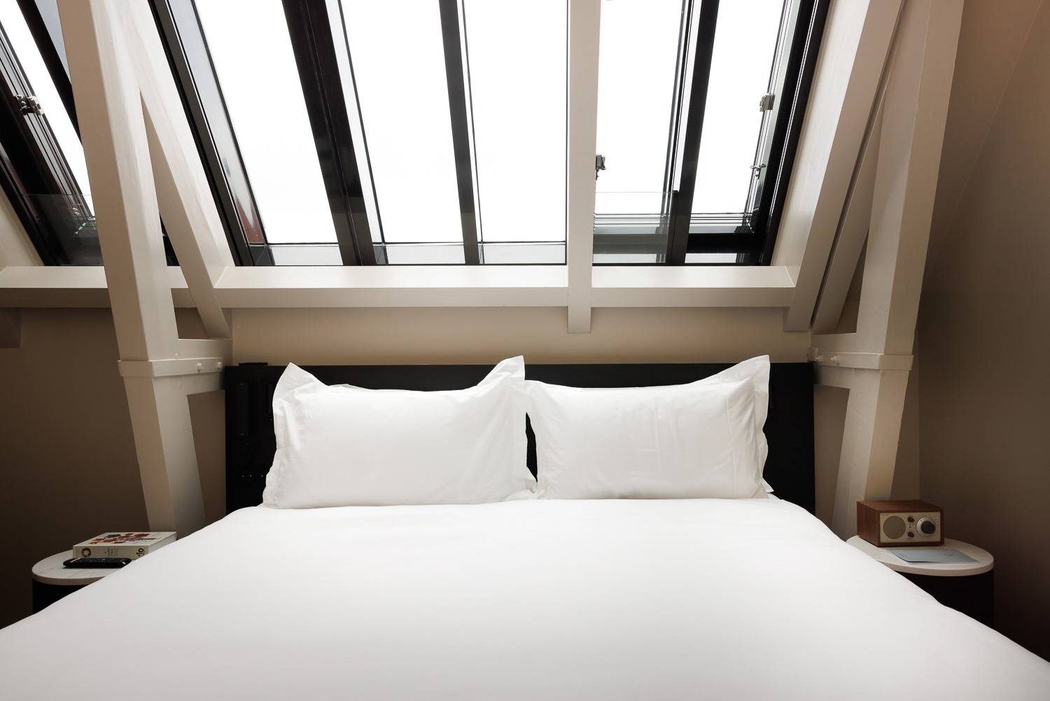 Signature Loft Suite 天窗下的臥室