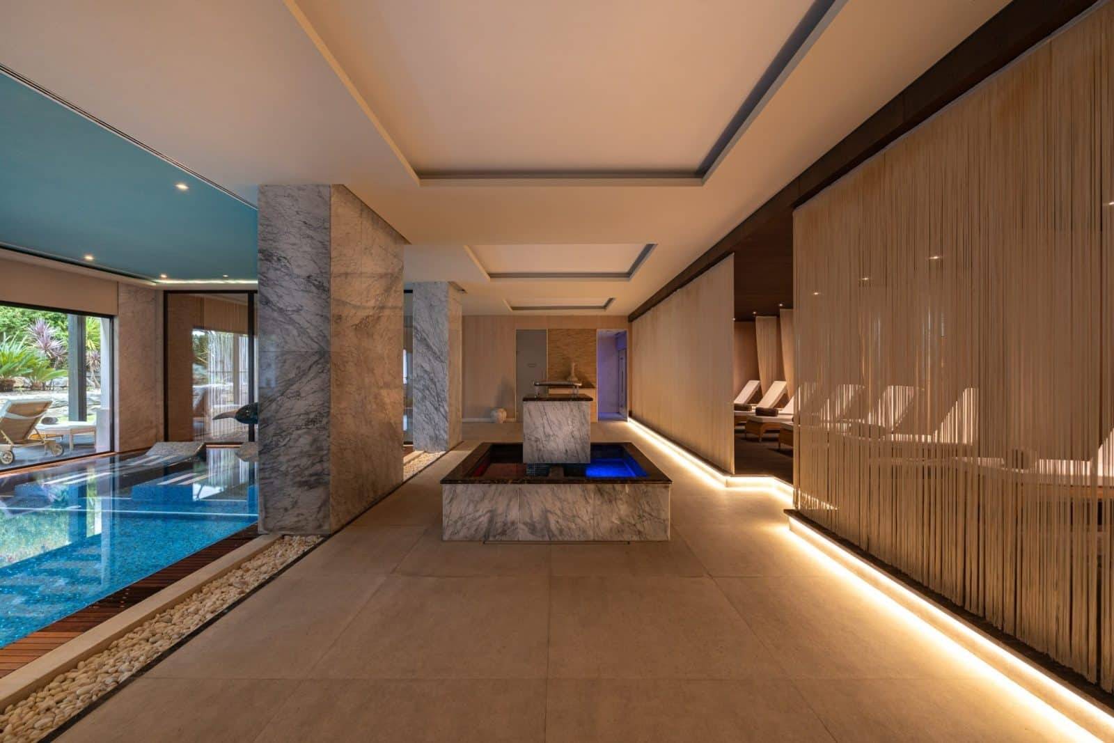Serenity Spa 室內泳池與休憩區