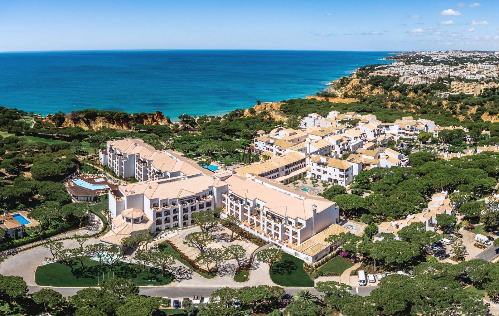 Pine Cliffs Hotel 白色建築群與松林、大西洋海岸空拍