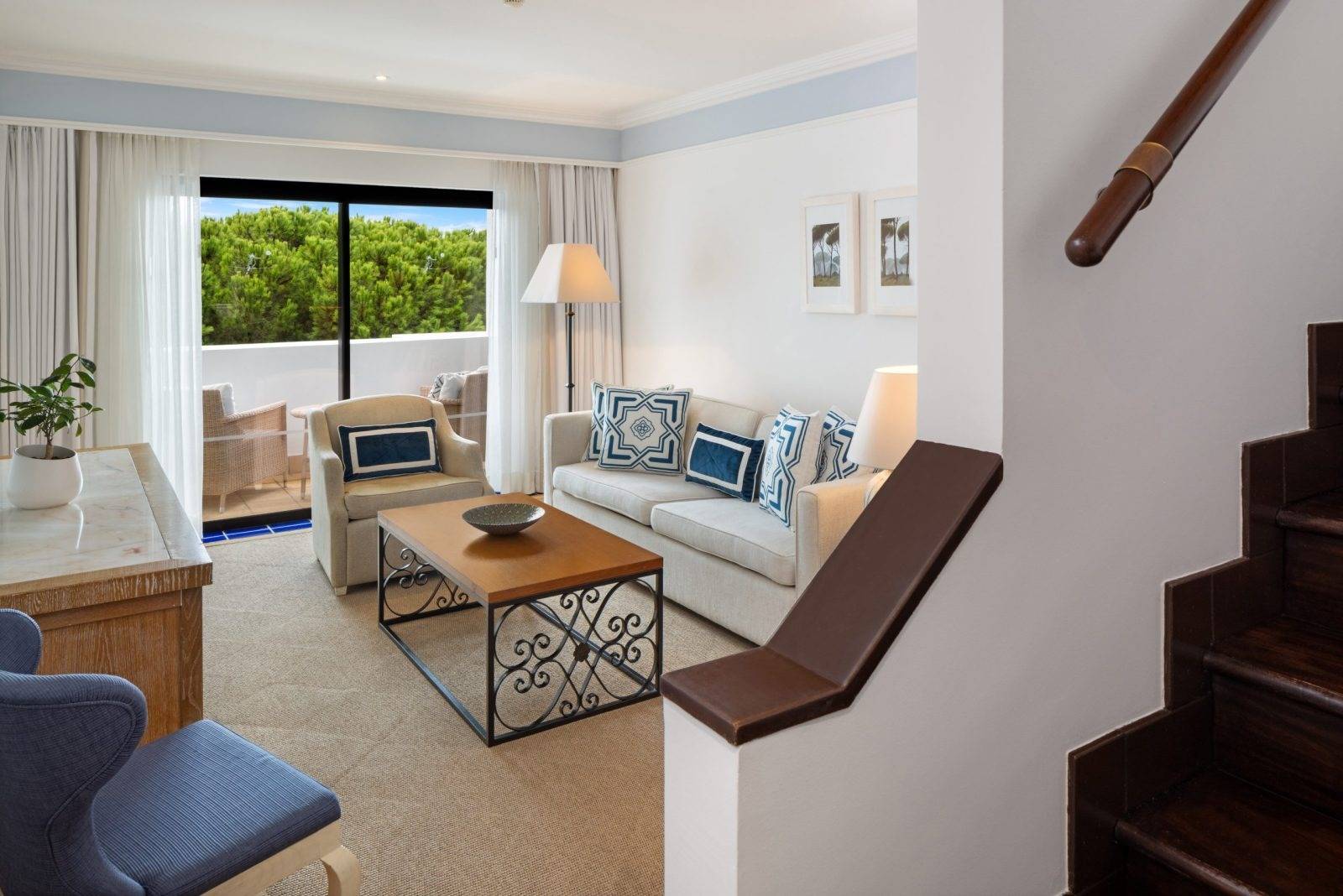 Pine Cliffs Hotel Duplex Suite 起居室與樓梯