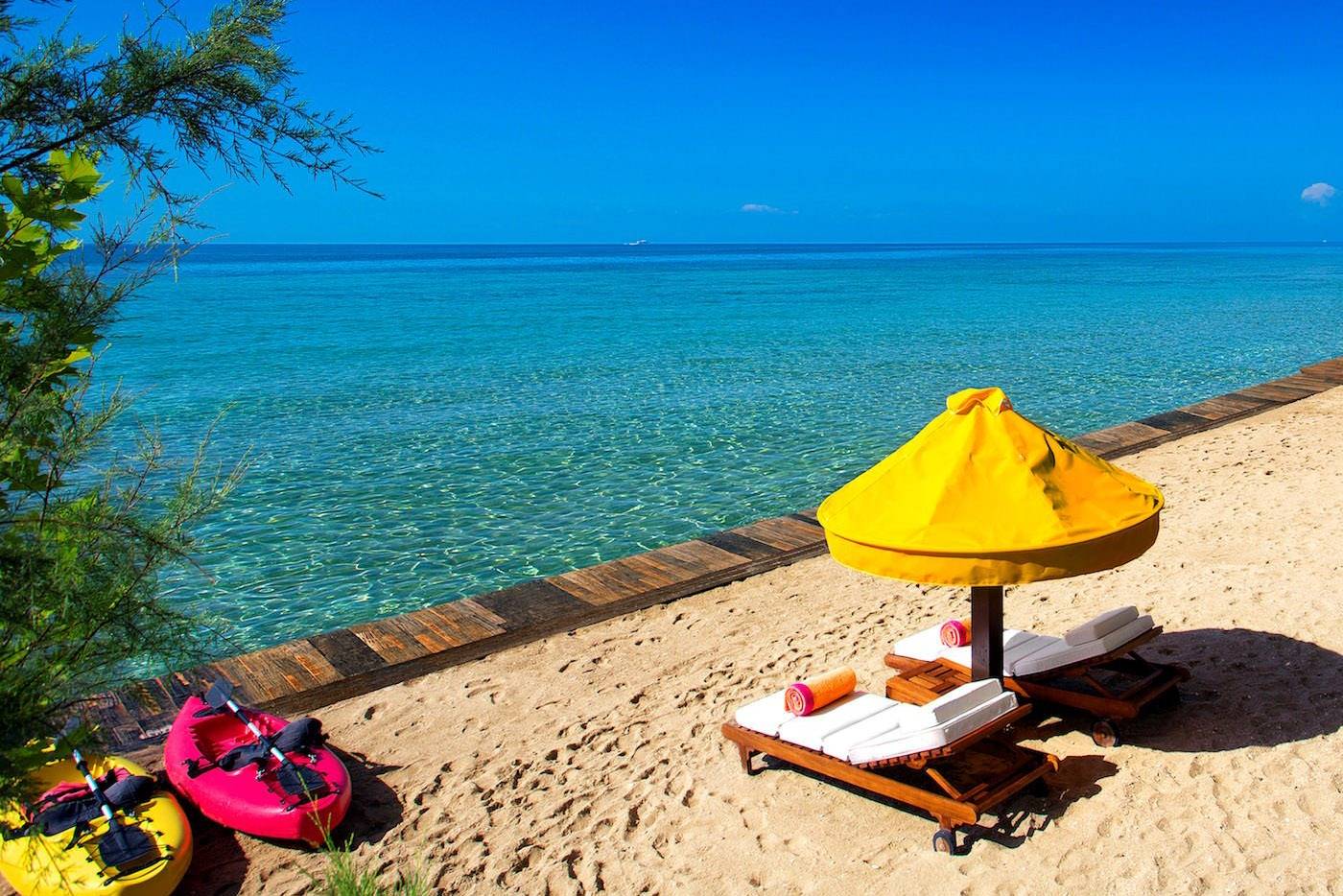 Porto Zante Villas & Spa 私人沙灘上的遮陽傘與躺椅