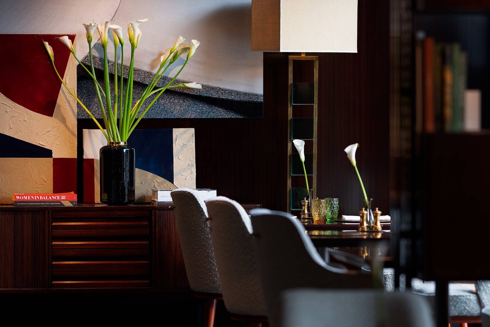 Caffè dell'Oro 白磚牆旁的餐桌