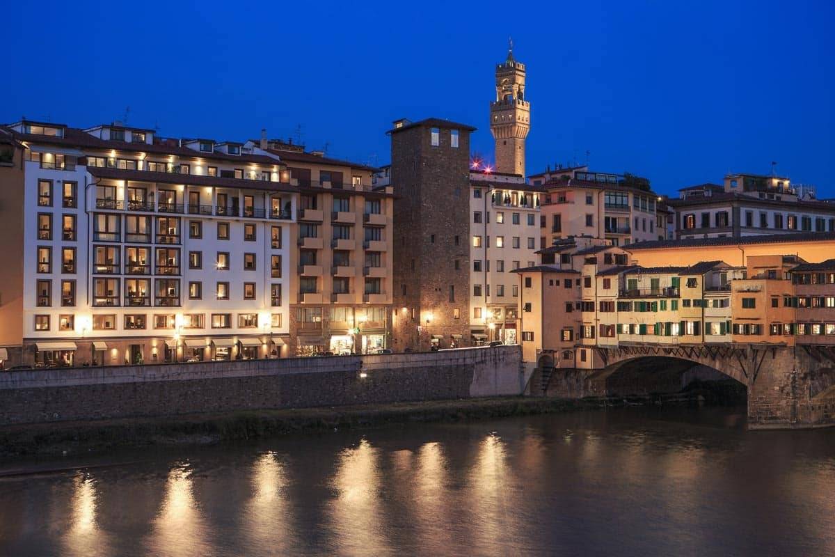 佛羅倫斯 Portrait Firenze 所在的阿諾河畔與老橋夜景