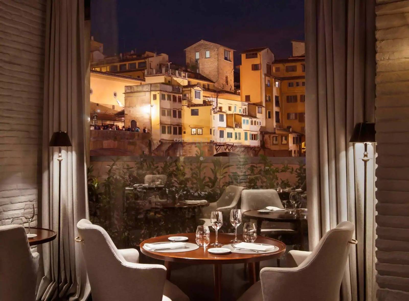 Caffè dell'Oro 窗邊餐桌與老橋畔夜景