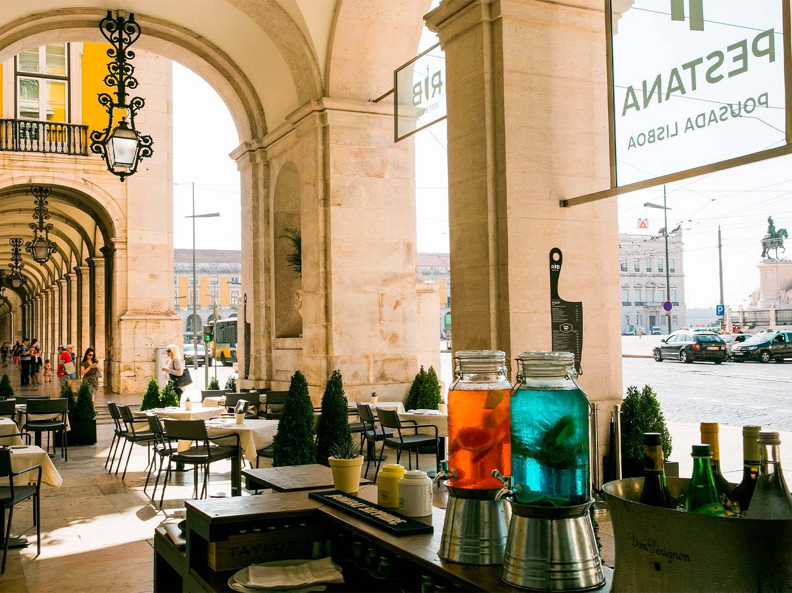 里斯本 Pousada Lisboa RIB Lisboa 拱廊露天座位，望向商業廣場