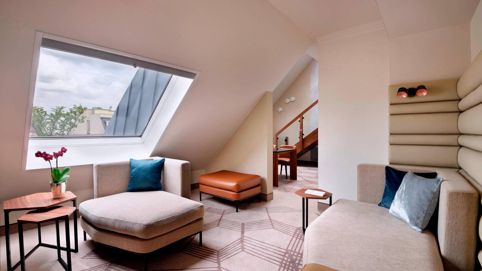 布拉格萬豪酒店 Duplex Suite 斜頂起居室