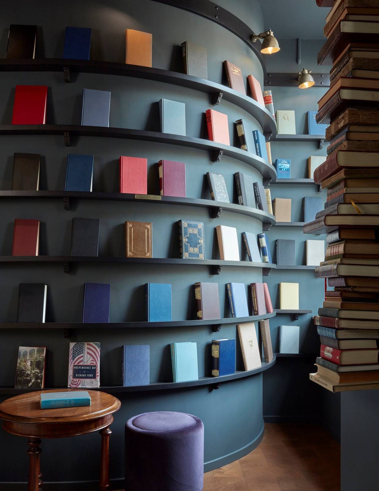 Pulitzer Amsterdam 大廳普立茲獎書籍書牆
