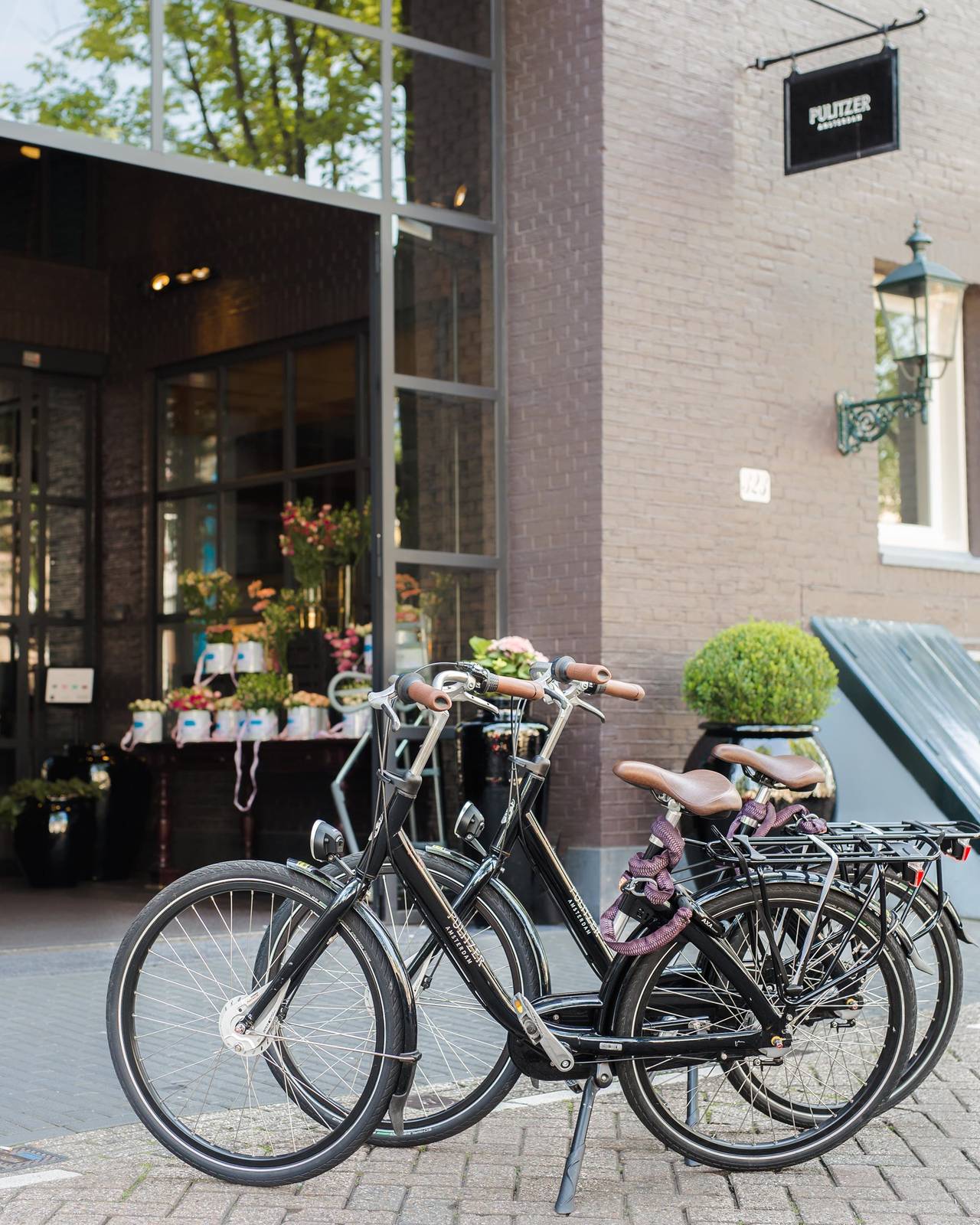 Pulitzer Amsterdam 門前的住客自行車
