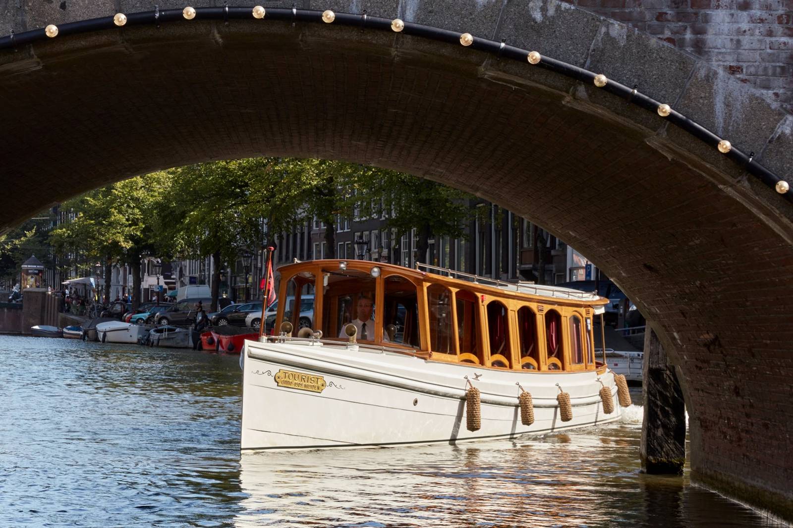 Pulitzer Amsterdam 經典運河船穿過運河橋下