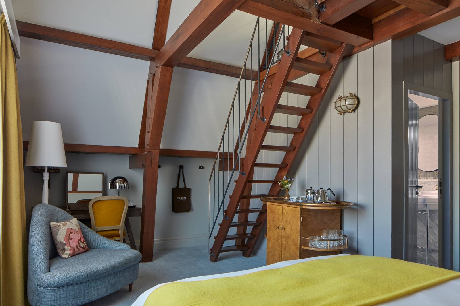 Pulitzer Amsterdam Duplex Family Room 挑高木樑閣樓