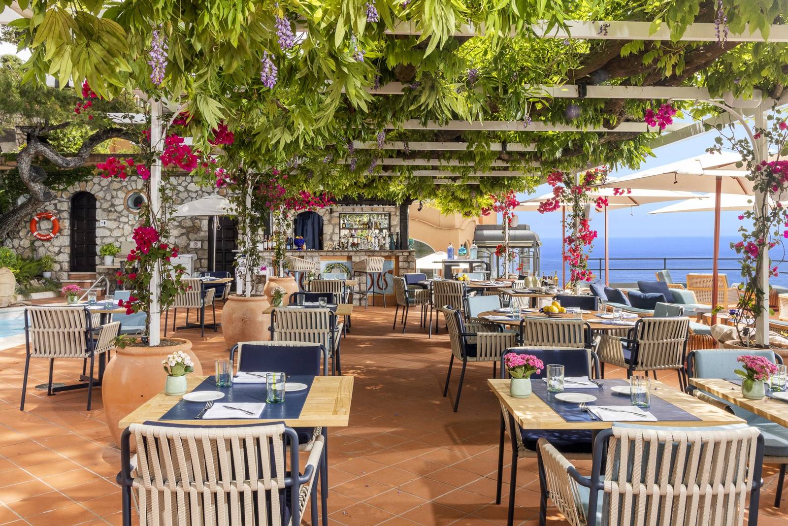 The Grill 綠蔭棚架下的泳池畔餐區