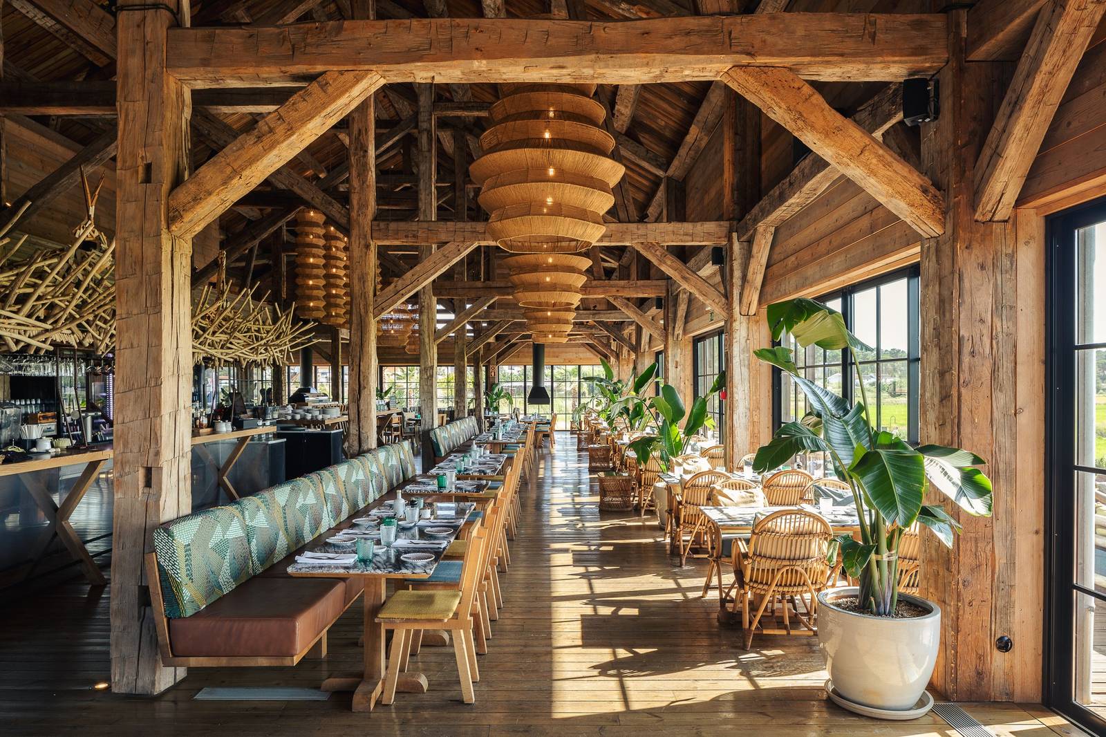 Quinta da Comporta INARI 餐廳穀倉式木構用餐區