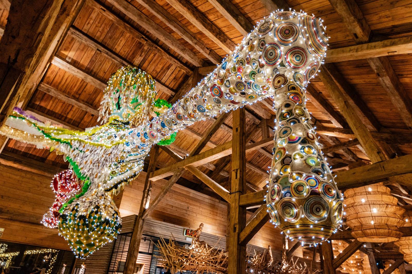 INARI 餐廳梁下懸掛的 Joana Vasconcelos 藝術作品