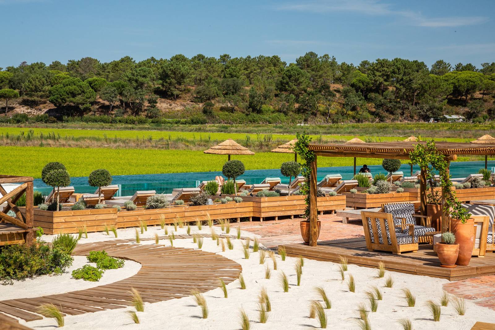 Quinta da Comporta 泳池畔躺椅與陽傘區