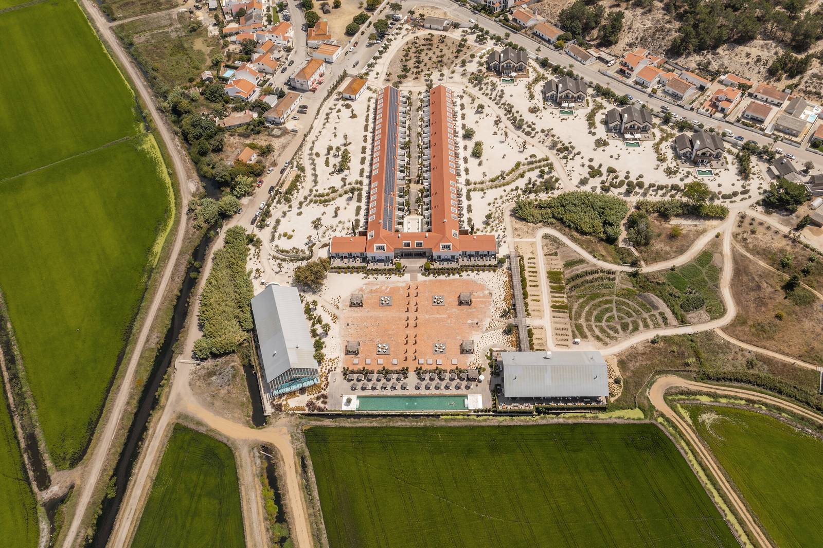 Quinta da Comporta 被稻田環繞的度假村空拍全景