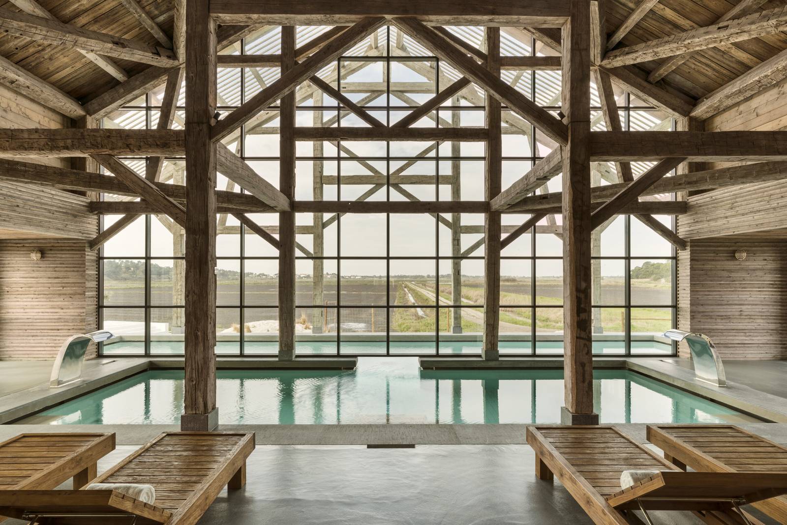 Quinta da Comporta Oryza Spa 木構架下的室內溫水池