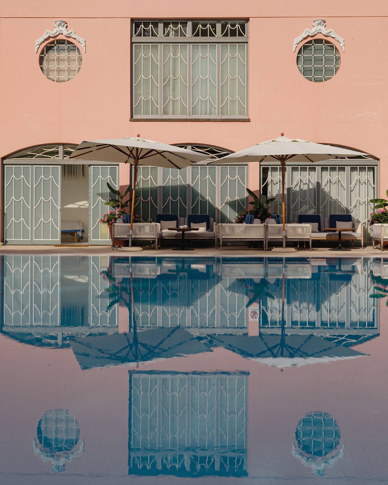 Reid's Palace Pool Terrace 泳池旁的吧台
