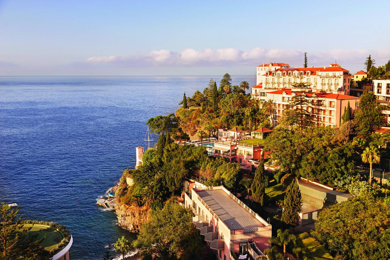 Reid's Palace 矗立在豐沙爾海灣懸崖上的粉色建築