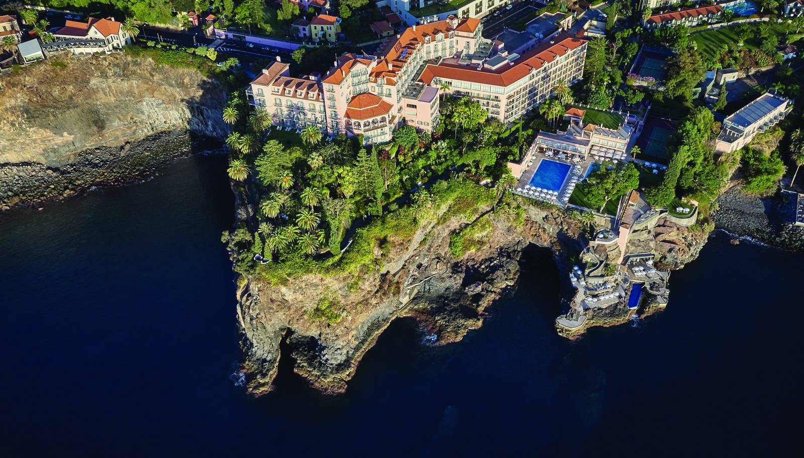 空拍 Reid's Palace 所在的海岬與亞熱帶花園
