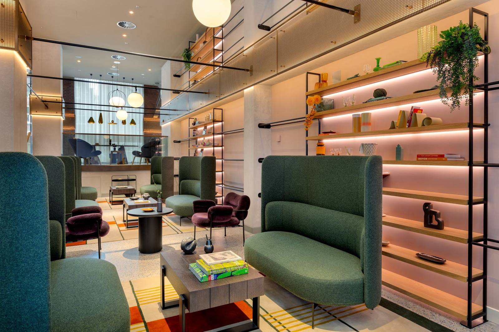 Renaissance Amsterdam Hotel 大廳書牆休息區