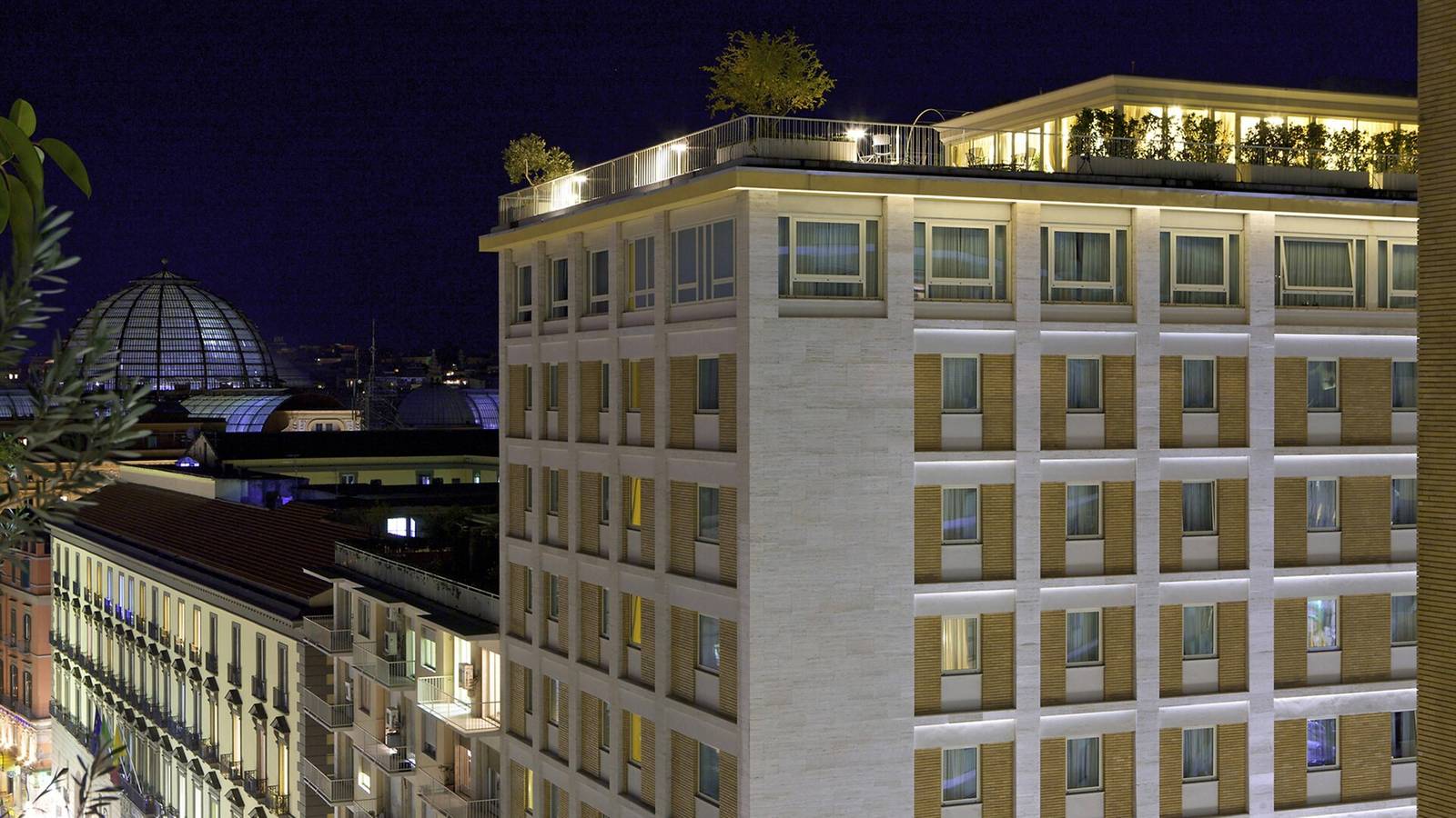 拿坡里 Renaissance Naples Hotel Mediterraneo 夜間外觀與屋頂露台