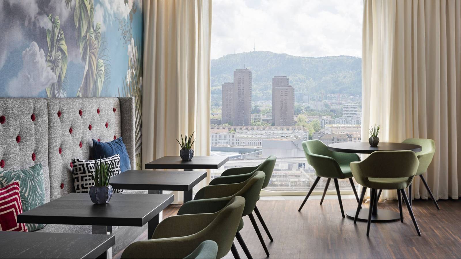 蘇黎世文藝復興塔酒店 Sky Lounge 窗邊座位與城市景觀
