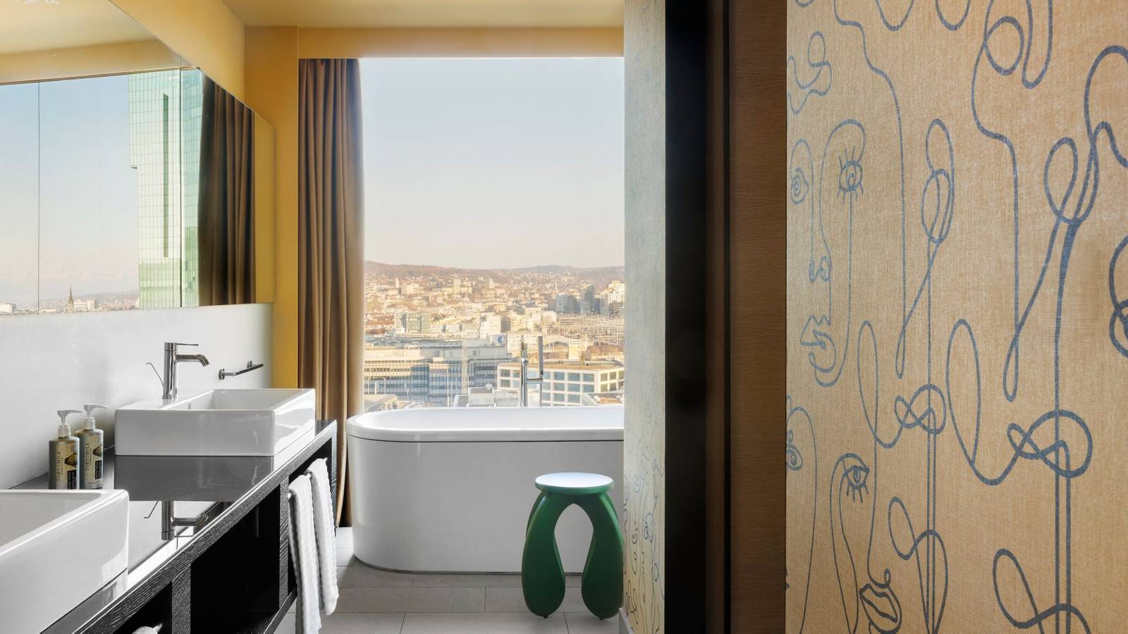 蘇黎世文藝復興塔酒店 Presidential Suite 窗邊浴缸