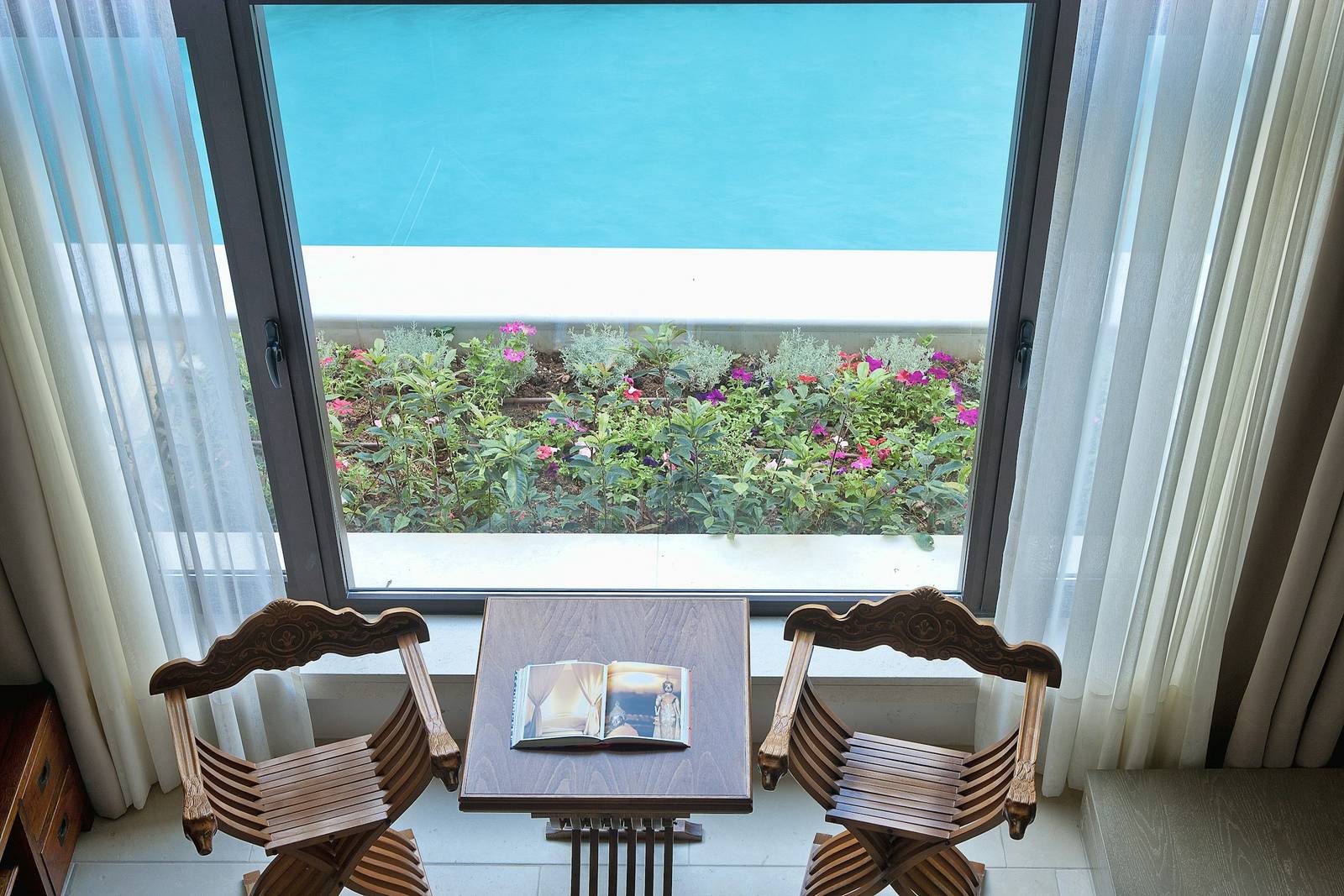 Rimondi Boutique Hotel 看向泳池花園的窗邊小桌