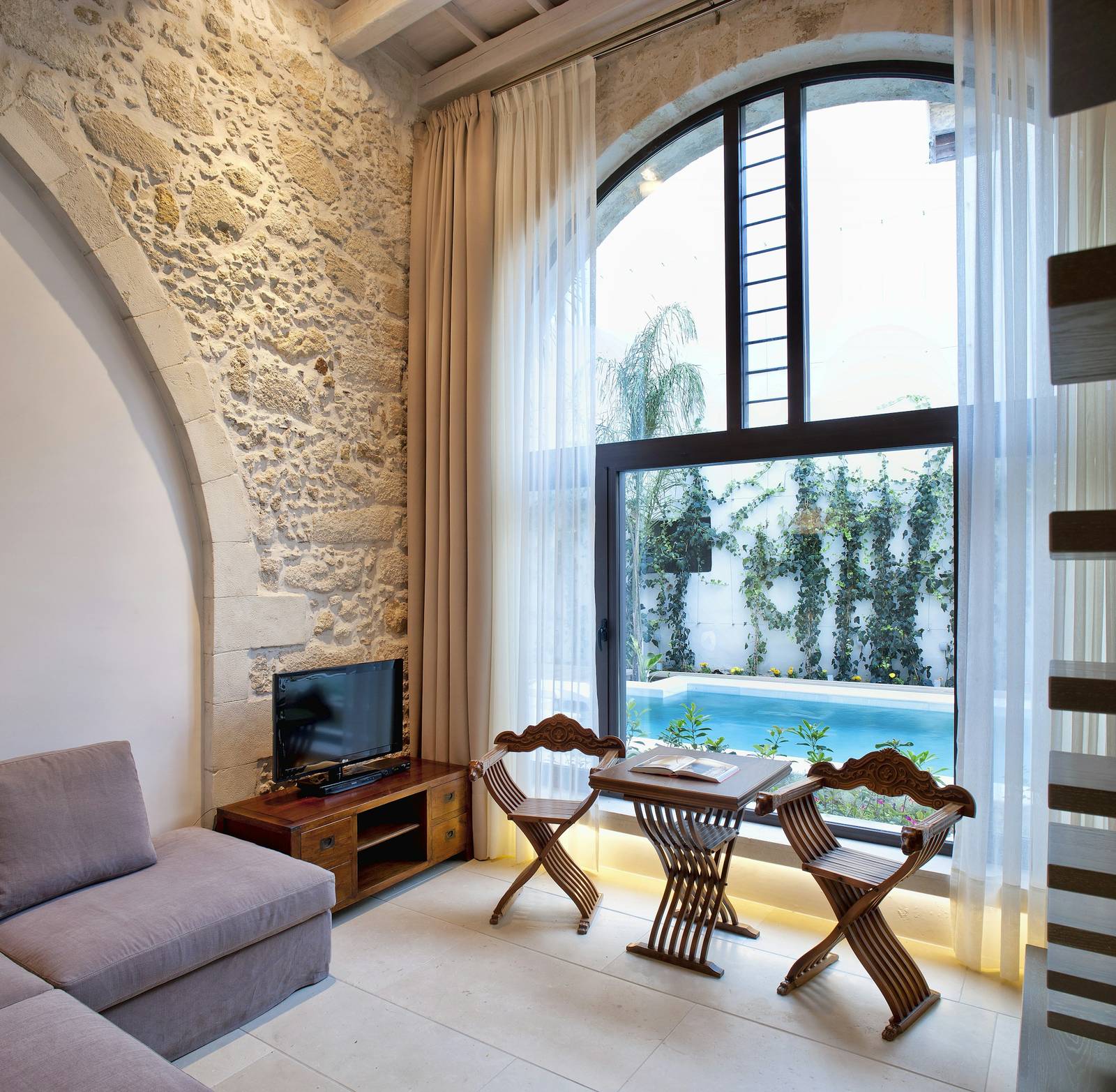Rimondi Boutique Hotel 拱窗外就是泳池的套房起居區