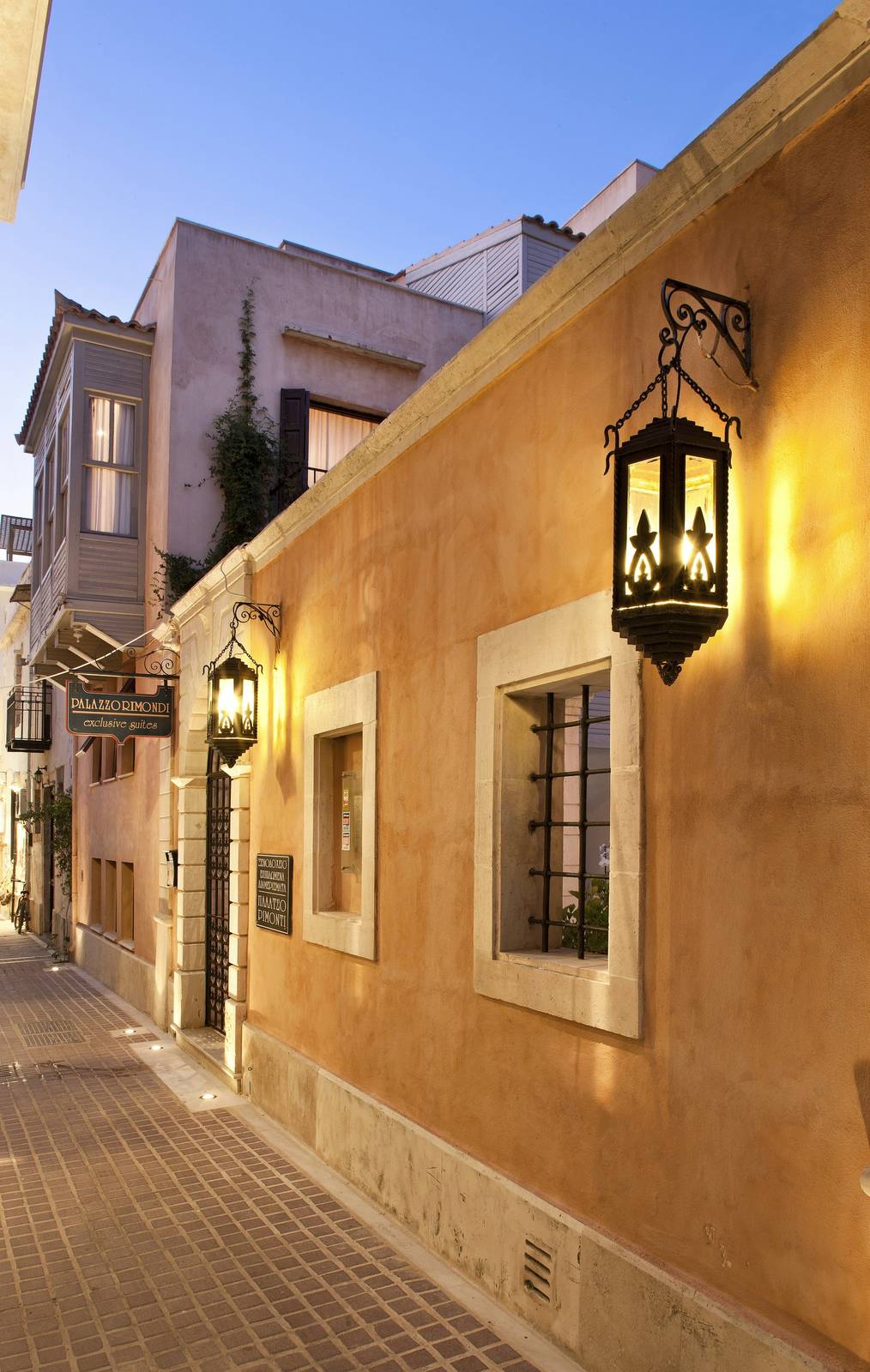 Rimondi Boutique Hotel 所在的雷西姆農舊城石板巷