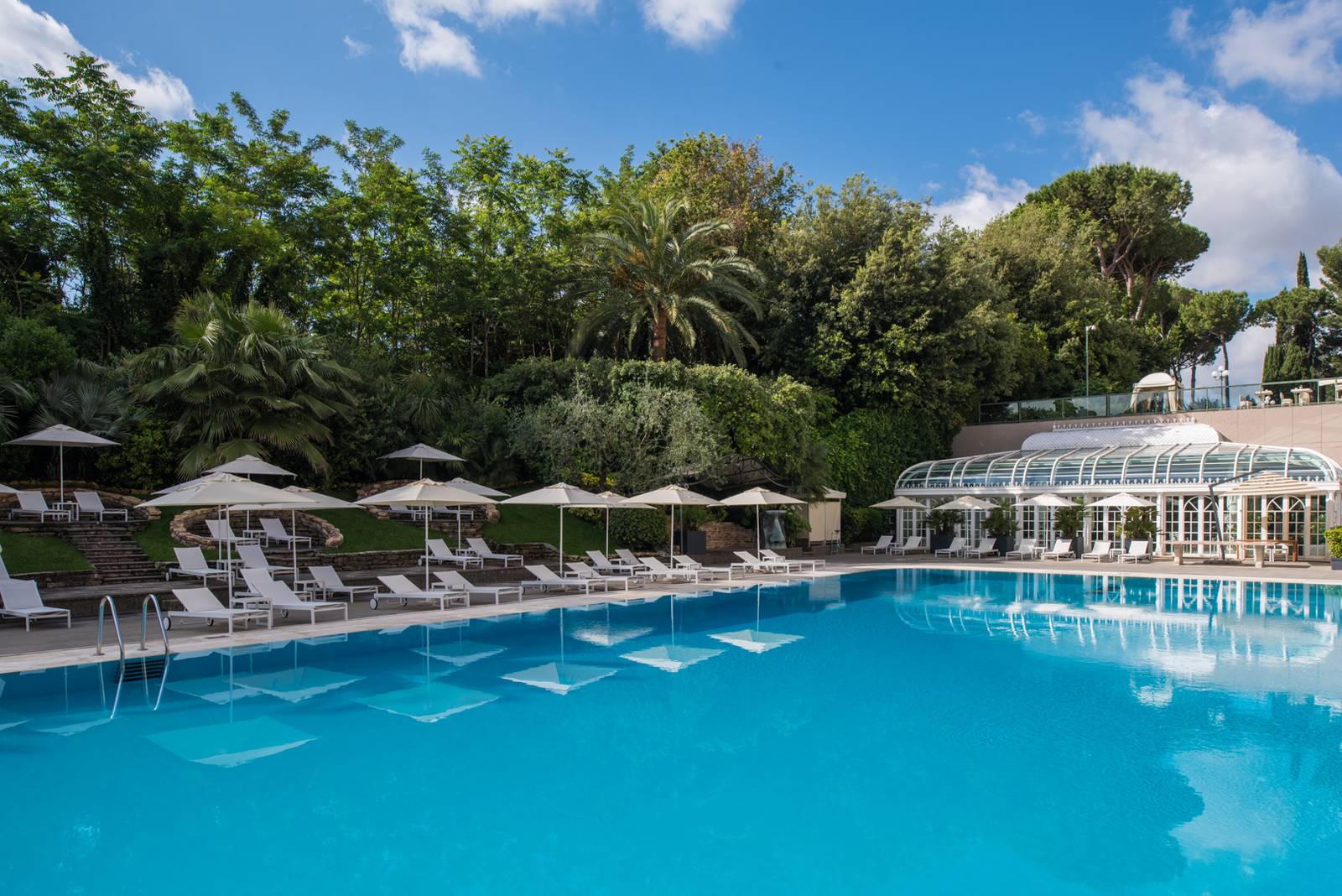 羅馬 Rome Cavalieri 私人公園裡的戶外泳池與溫室建築
