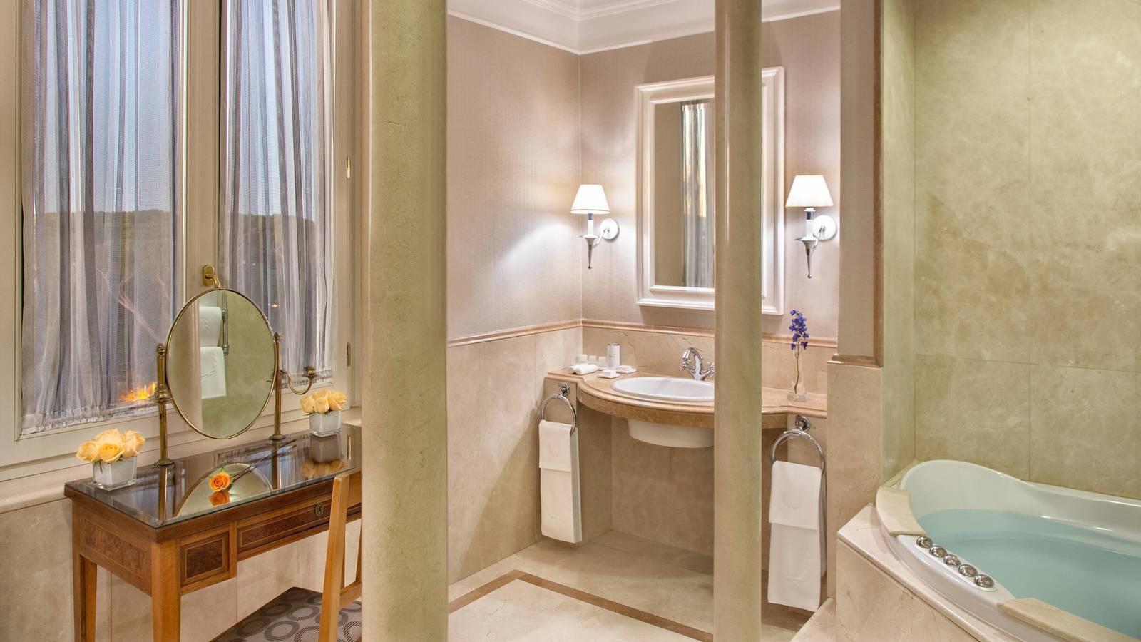 Rome Marriott Grand Hotel Flora 附浴缸的大理石浴室