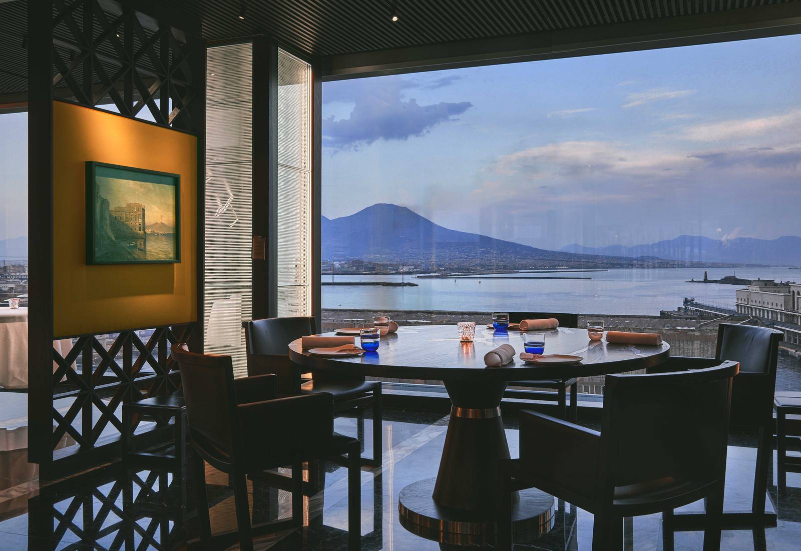 Il Ristorante Alain Ducasse 窗邊餐桌與維蘇威火山景