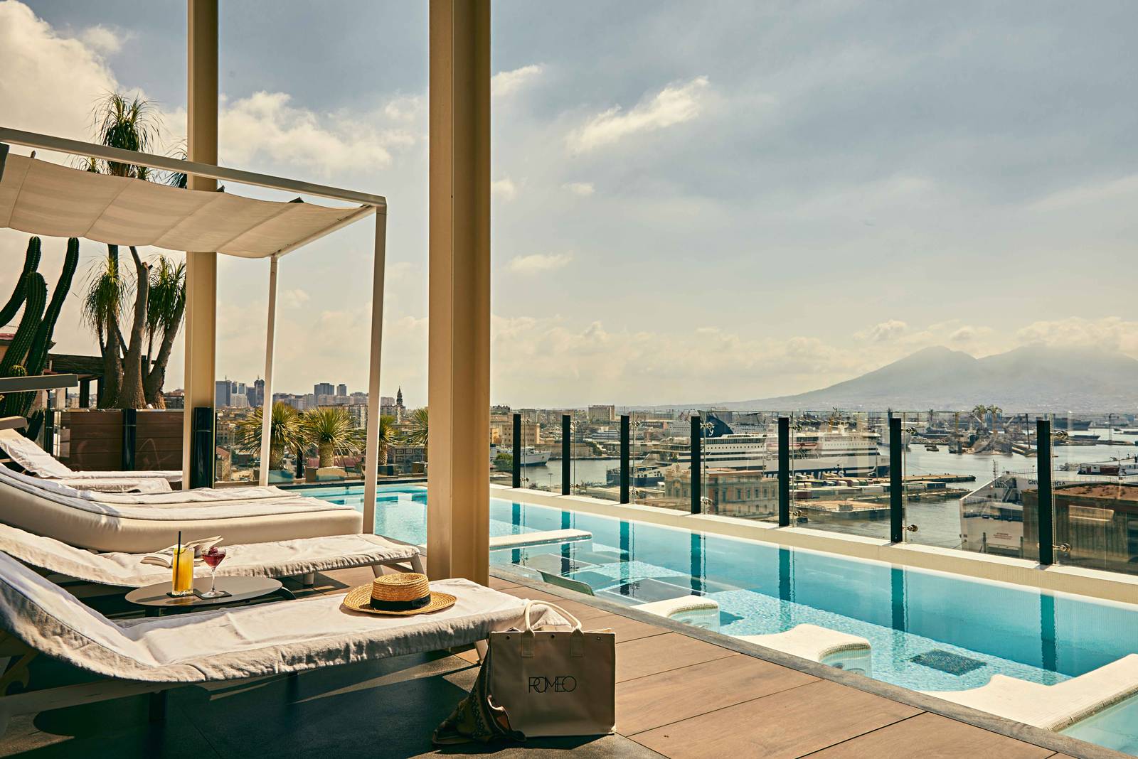 ROMEO Napoli 頂樓泳池旁躺椅區