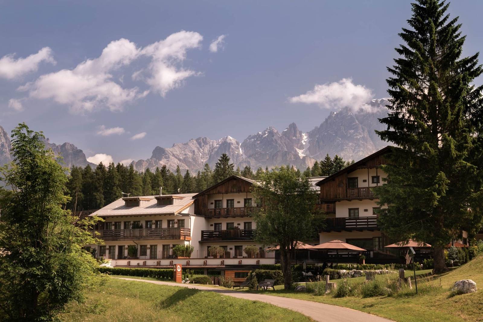 Rosapetra SPA Resort 夏季草地與林間外觀