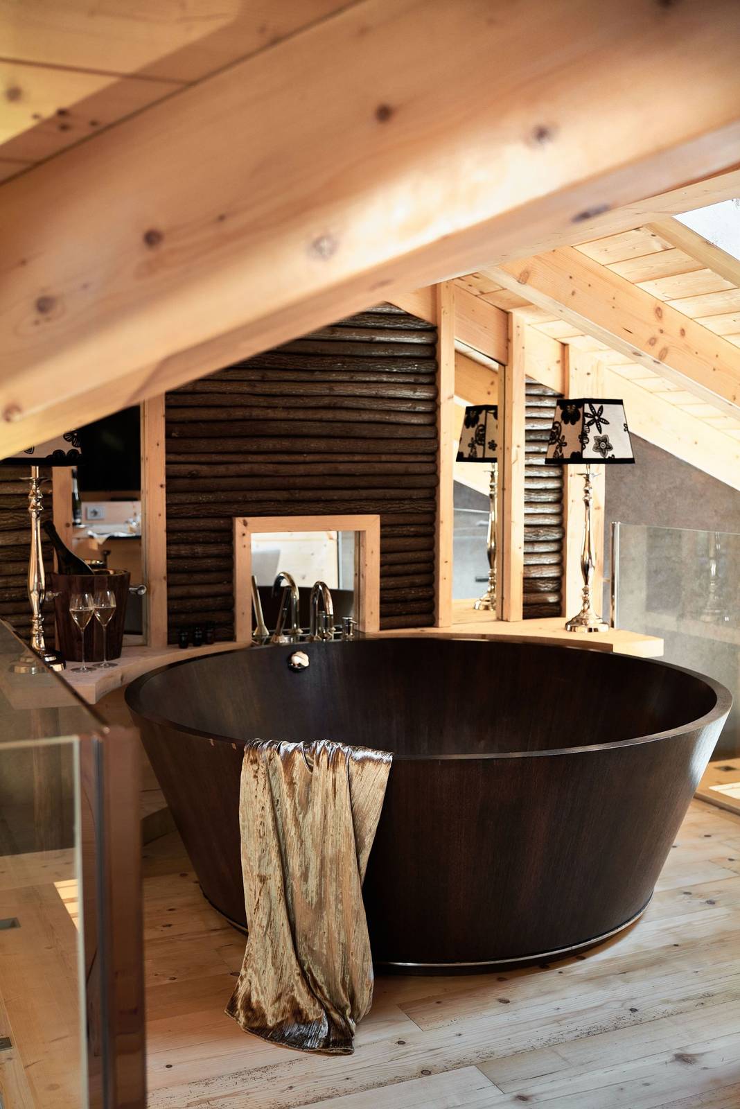 Rosapetra SPA Resort Romantic Dolomites Suite 閣樓圓形木浴缸