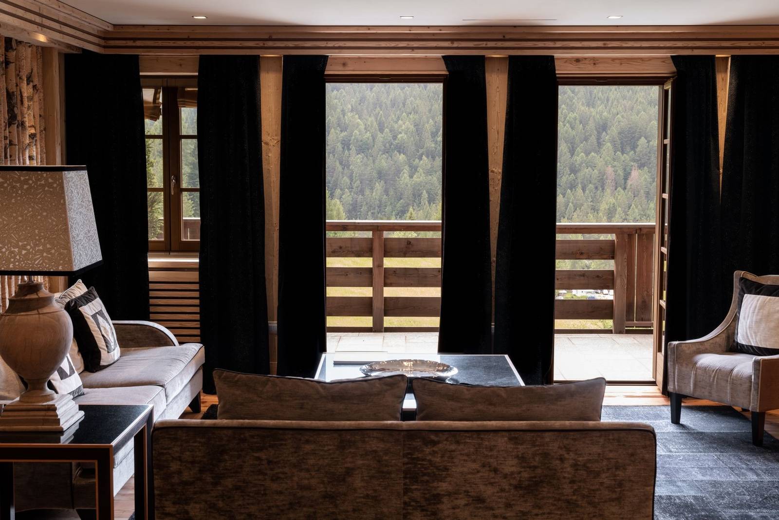 Rosapetra SPA Resort 套房起居區與落地窗