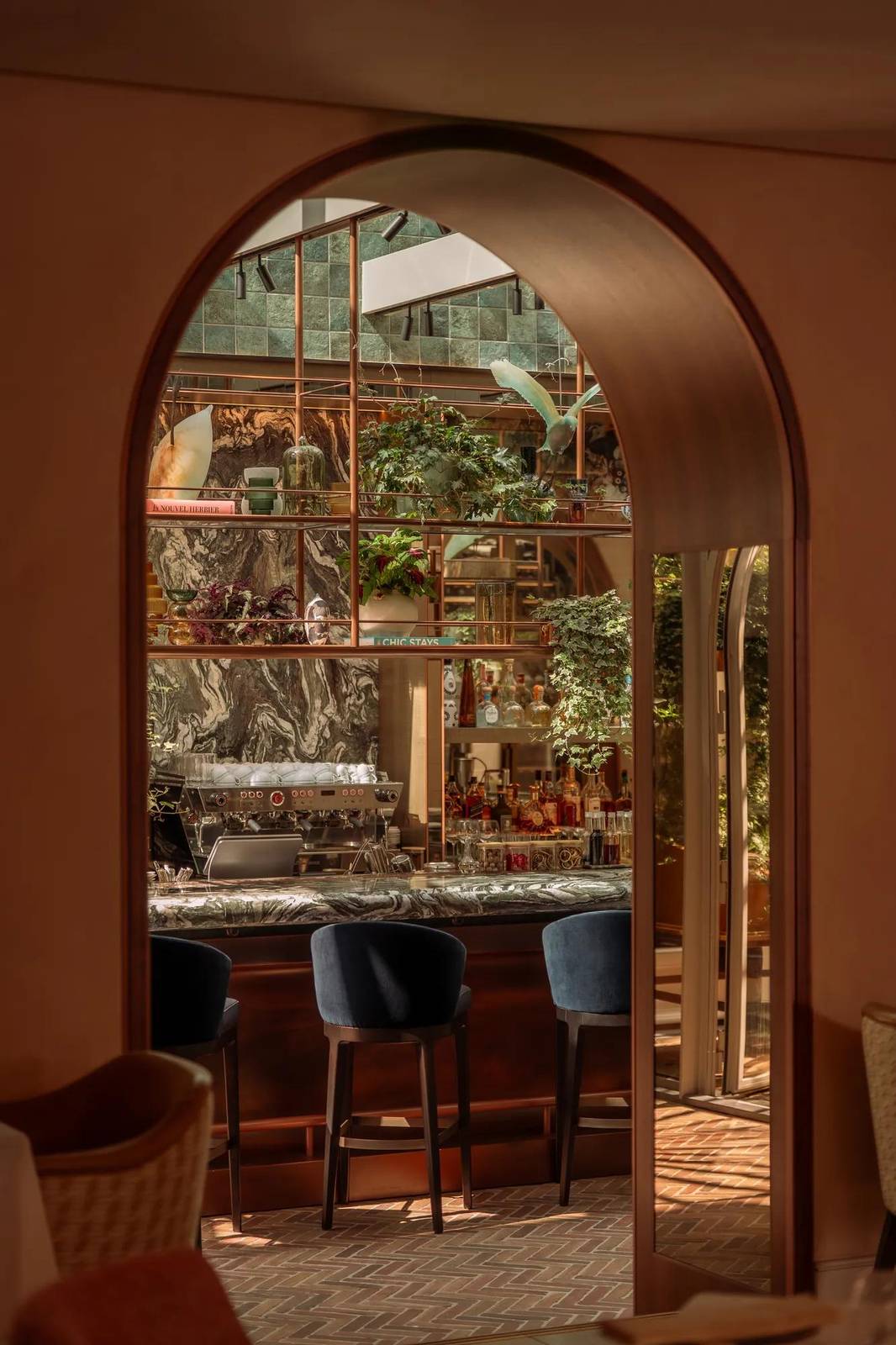 Rosewood Amsterdam Eeuwen 餐廳拱門後的吧台