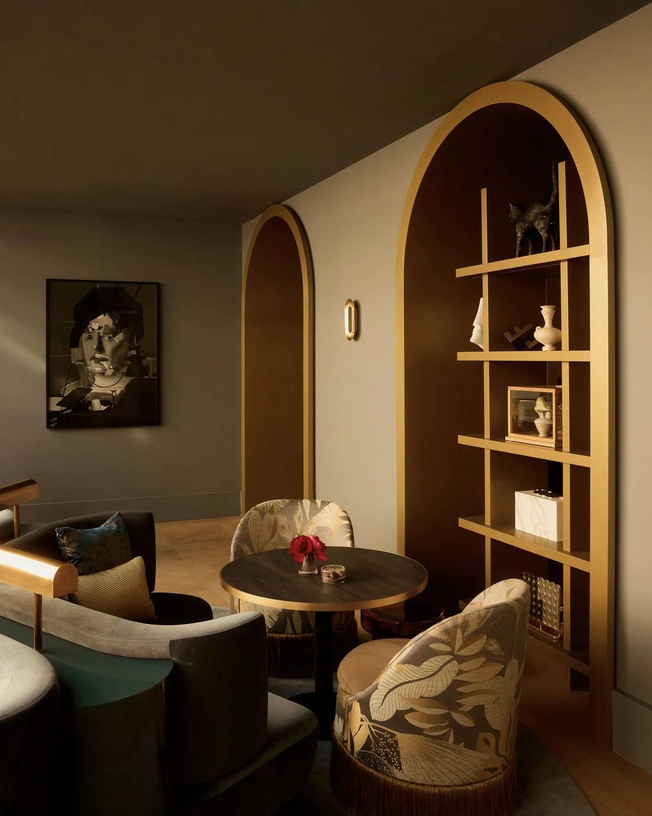 Rosewood Amsterdam The Court 拱形書櫃旁的座位