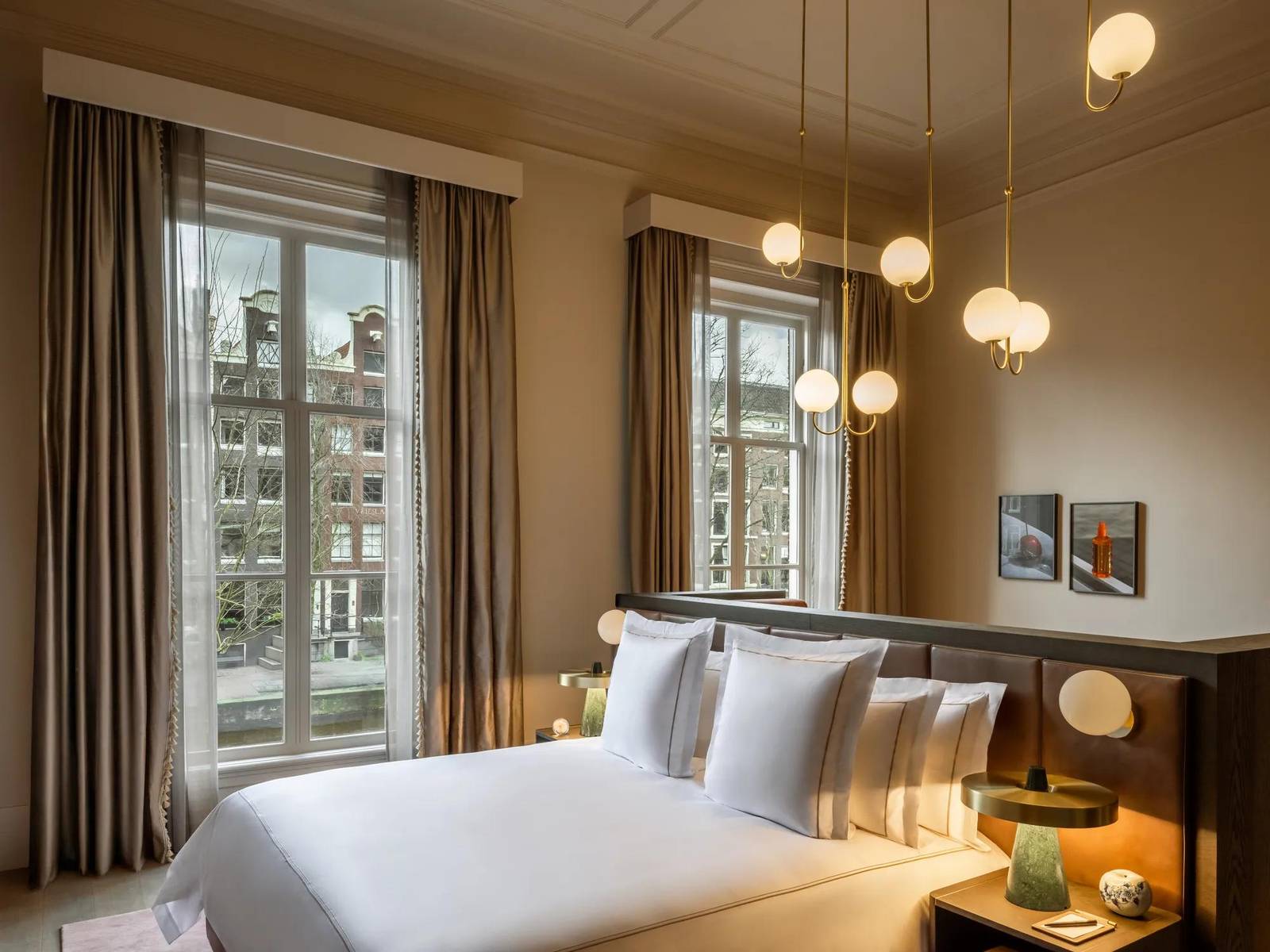 Rosewood Amsterdam Canal View Signature Suite 臥室