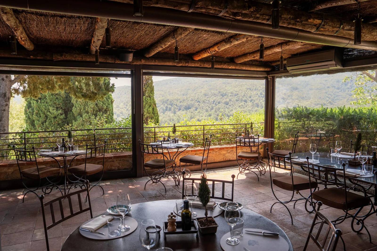 Castiglion del Bosco Osteria La Canonica 遮蔭露台座位